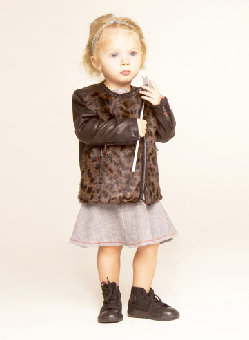 niña con vestido gris y cazadora de cuero animal print chalk colección otoño-invienro 2013 en Chulakids