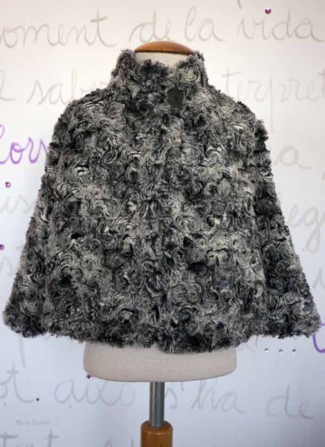 abrigo capa de pelo en color gris  de Elisabeth Puig en Chulakids.ropa chula.jpeg