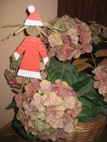 niña-estamtapajaros-navidad-DIY-decorar-plantas-macetero