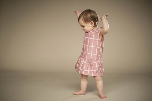 ropa infantil orgánica: vestido cuadros rosa