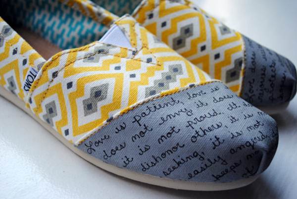 zapatillas de lona: estampado geométrico gris y amarillos